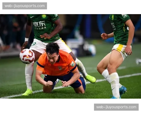 迪力穆拉提后场传球失误送礼 辽宁铁人边卫失误导致丢球